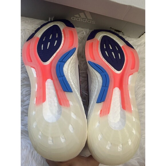 New Adidas Size 10.5 Women’s Ultraboost 22 Crystal White Turbo Running Shoes - Picture 5 of 7